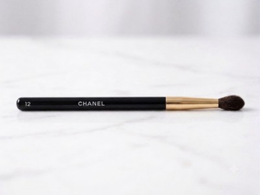 CHANEL No. 12 Eyeshadow Makeup Brush - Vintage Gold Ferrule⁠
